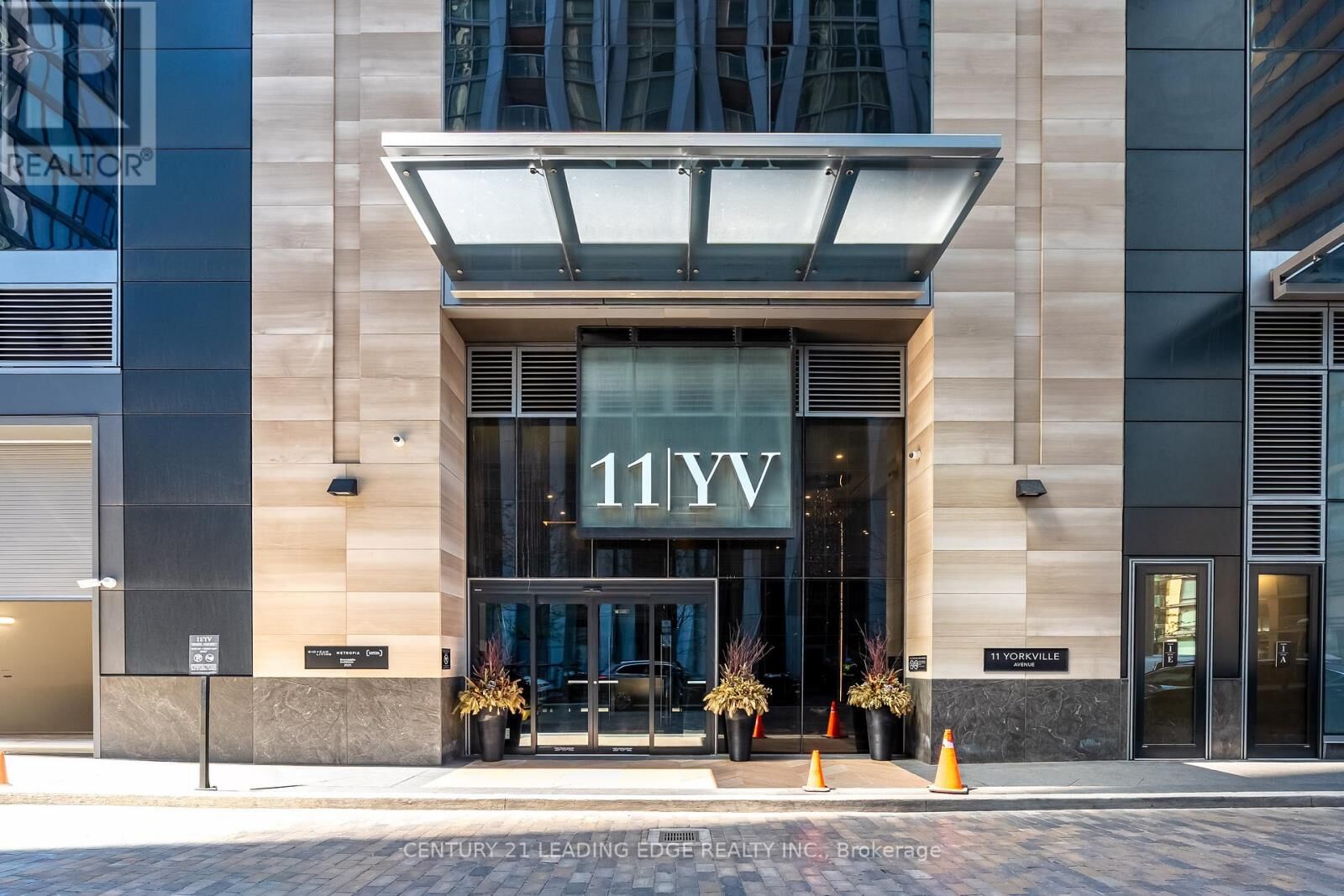 Property Photo:  11 Yorkville Avenue 3709  ON M4W 0B7 