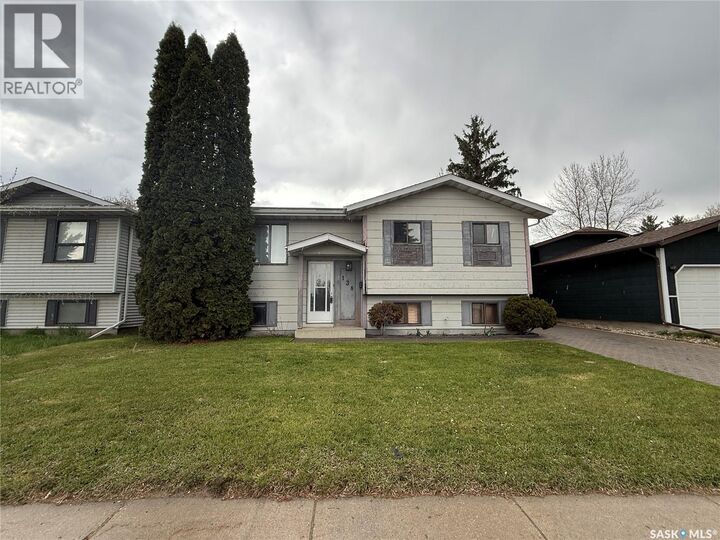 Property Photo:  138 Weyakwin Drive  SK S7J 4M5 