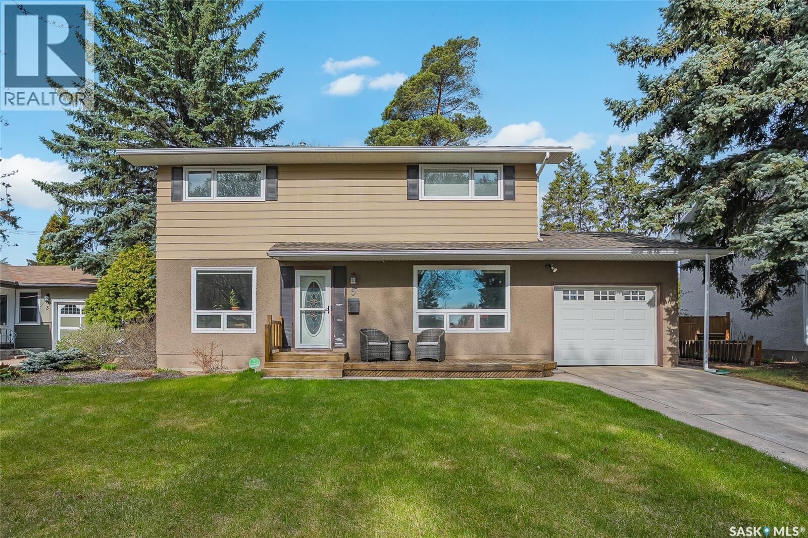 Property Photo: 5 Leyden Crescent SK S7J 2S3