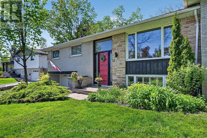 Property Photo: 11 Crestwood Avenue ON K9J 1M9