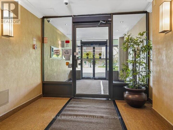 Property Photo:  3170 Kirwin Avenue 1504  ON L5A 3R1 