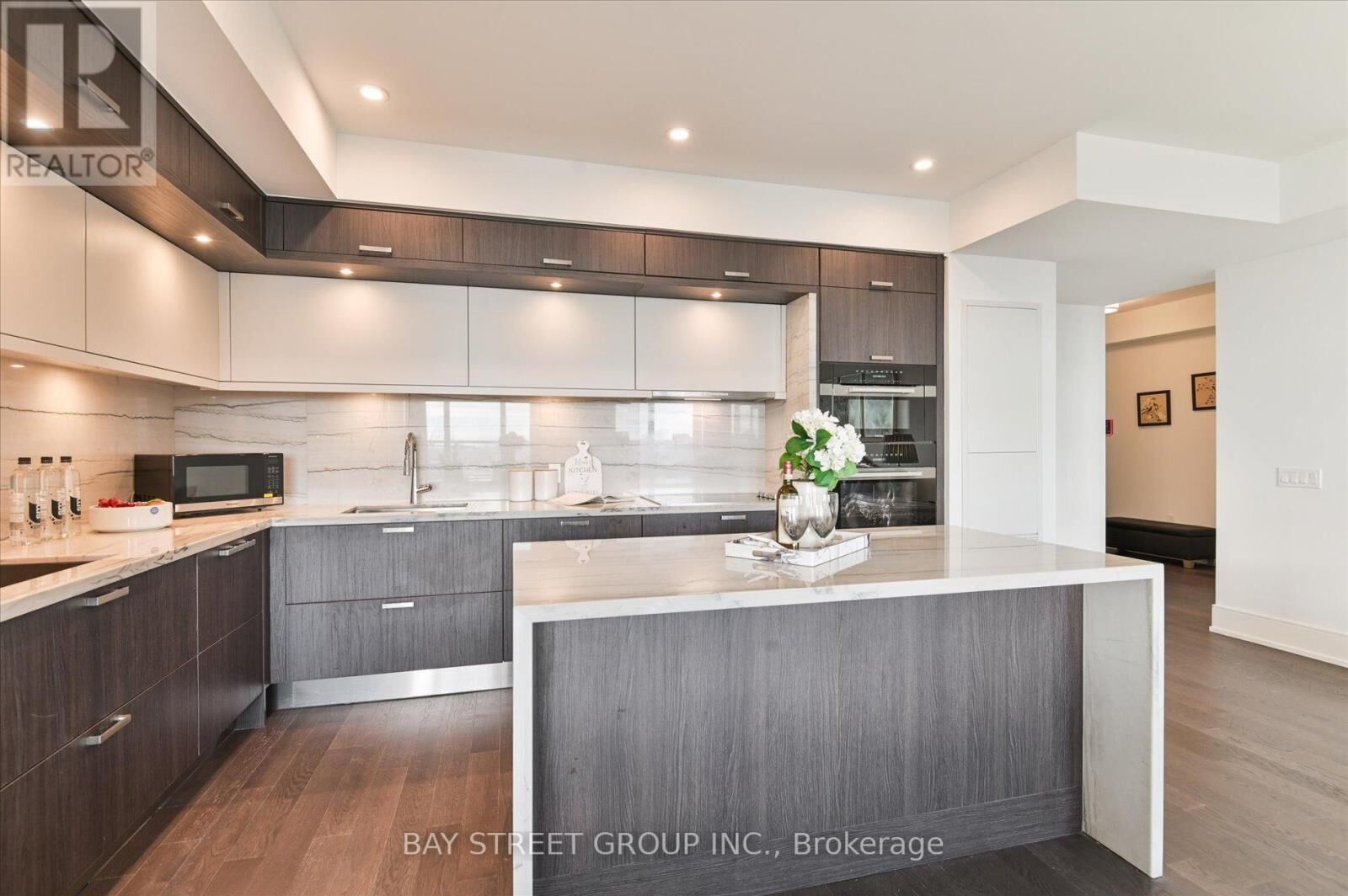 Property Photo: 30 Inn On The Park Drive 2707 ON M3C 0P8