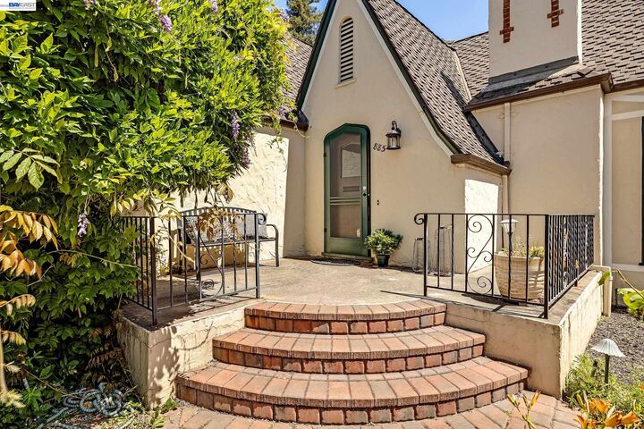Property Photo:  885 Rodney Dr  CA 94577 