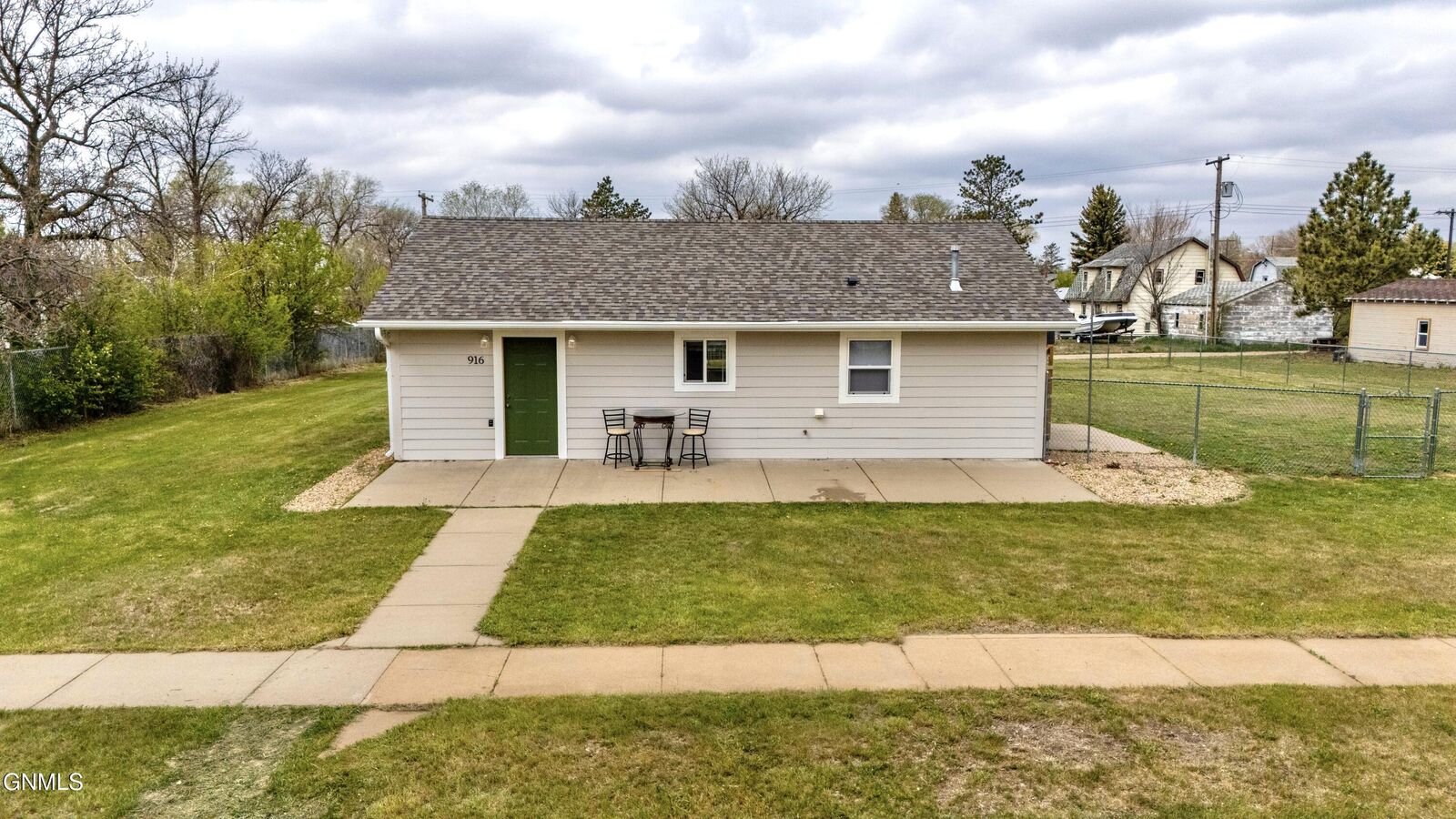 Property Photo: 916 1st Avenue E ND 58647