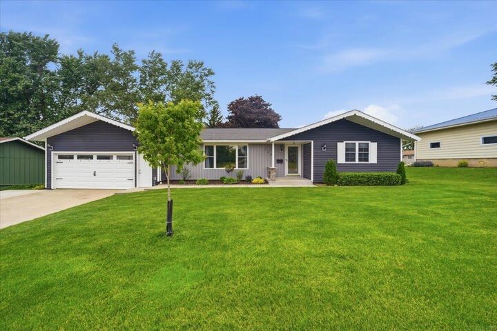Property Photo:  524 8th Ave NE  IA 50662 