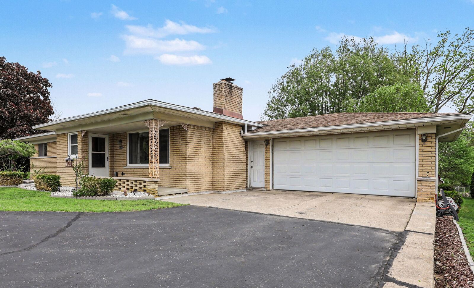 Property Photo:  59126 Romeo Plank Road  MI 48096 