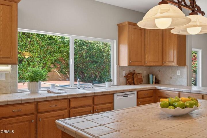 Property Photo:  424 Roosevelt Court  CA 93003 