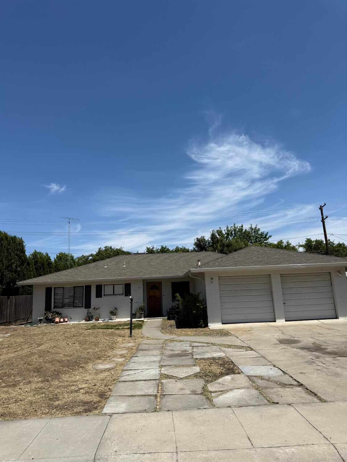 Property Photo: 417 E Eaton Avenue CA 95376