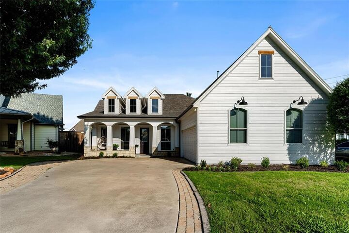 Property Photo:  520 Dooley Court  TX 76051 