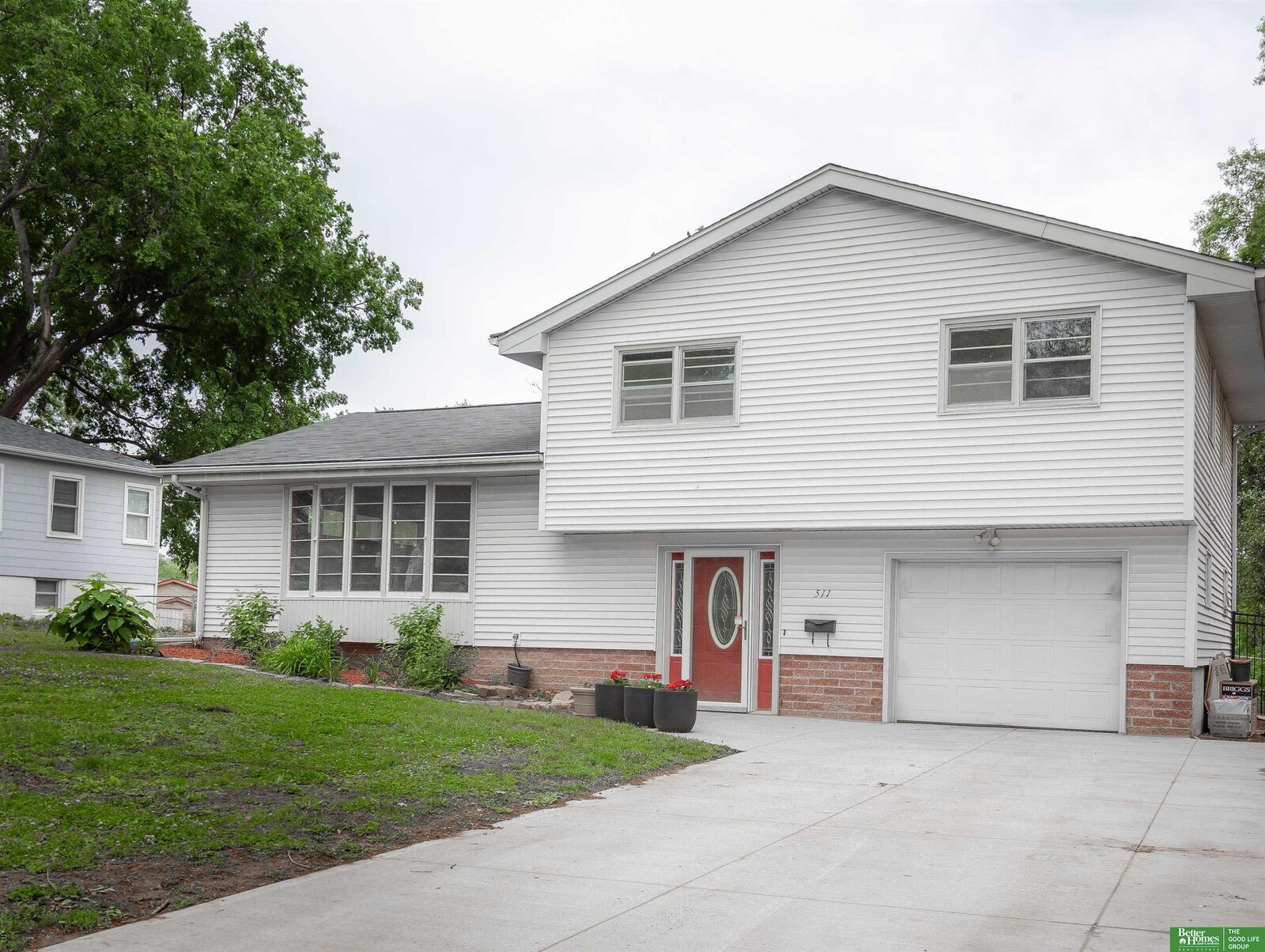 Property Photo:  511 N Grandview Avenue  NE 68046 