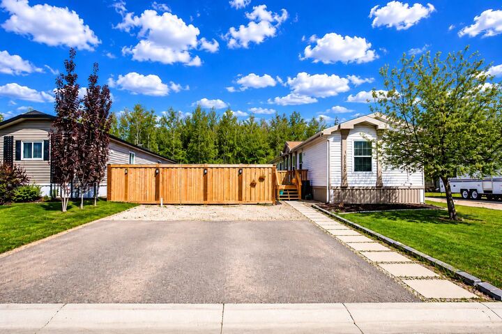 Property Photo:  10109 95 Street  AB T8X 5G7 