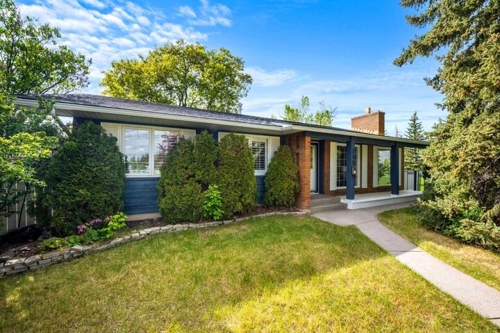235 Lake Rosen Crescent SE — photo 1