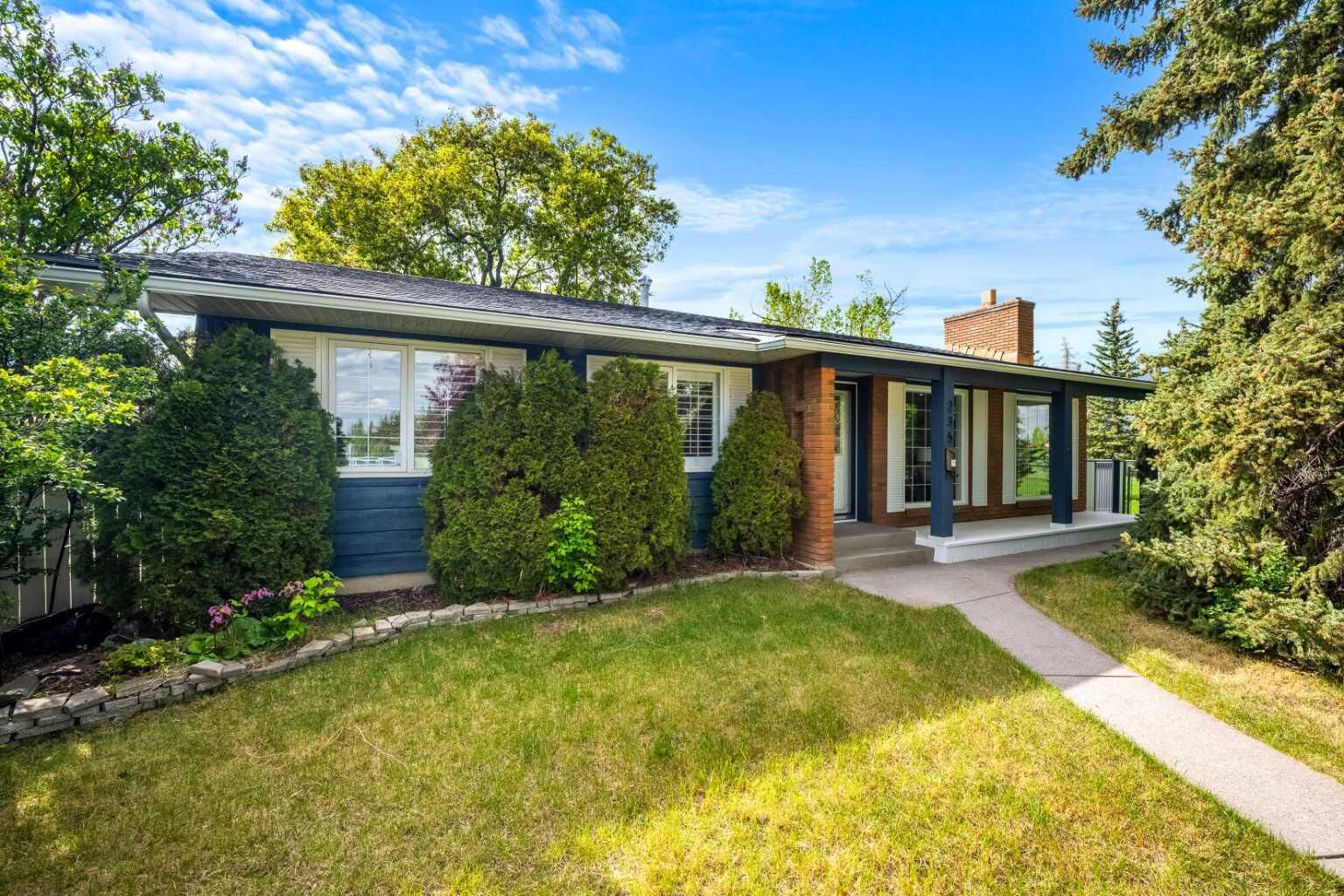 Photo de la propriété:  235 Lake Rosen Crescent SE  AB T2J 3L9 
