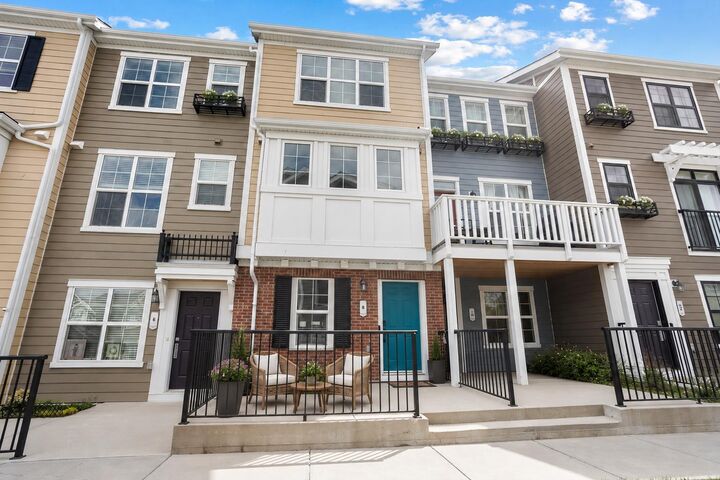 Property Photo: 8 Sherwood Row NW AB T3R 0X1