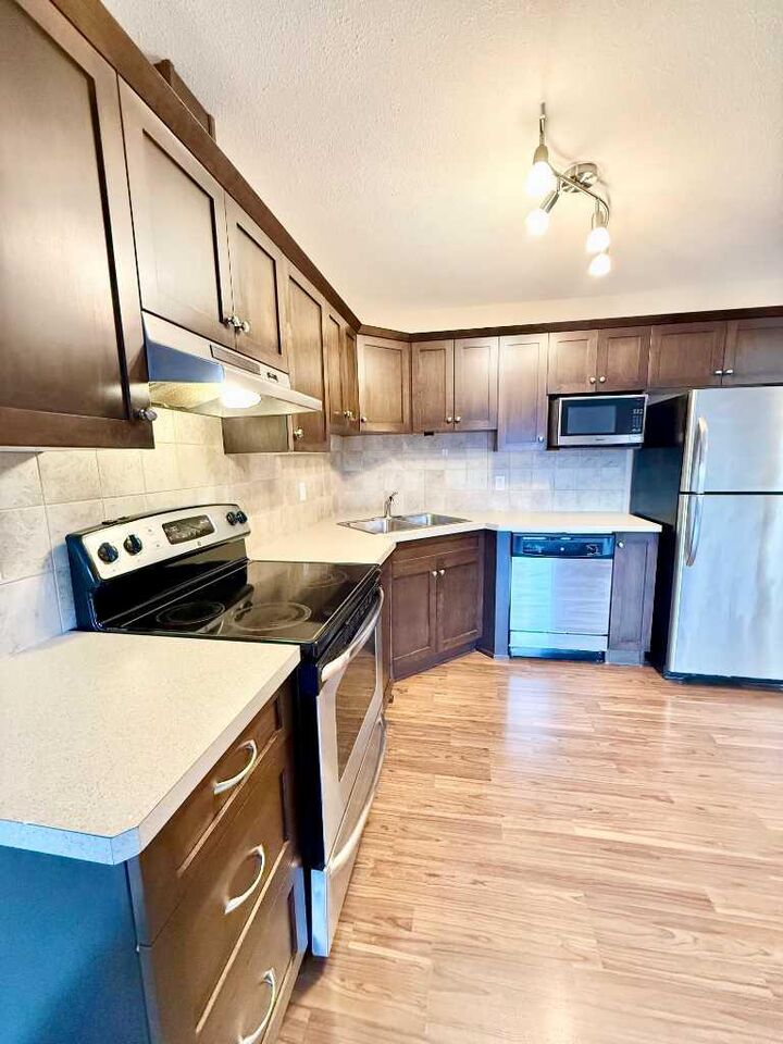 Property Photo:  2114 18 Avenue 308  AB T1M 0C4 