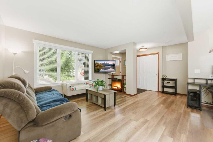 Property Photo:  20 Everridge Road SW  AB T2Y 4S8 