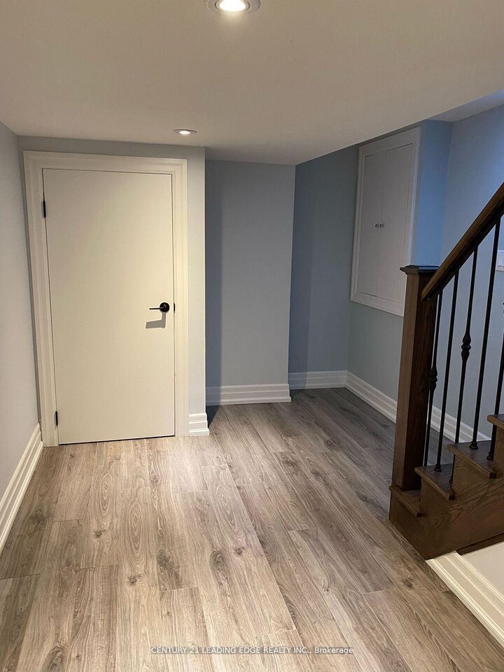 Photo de la propriété:  108 Manitoba Street  ON L4A 4Y1 