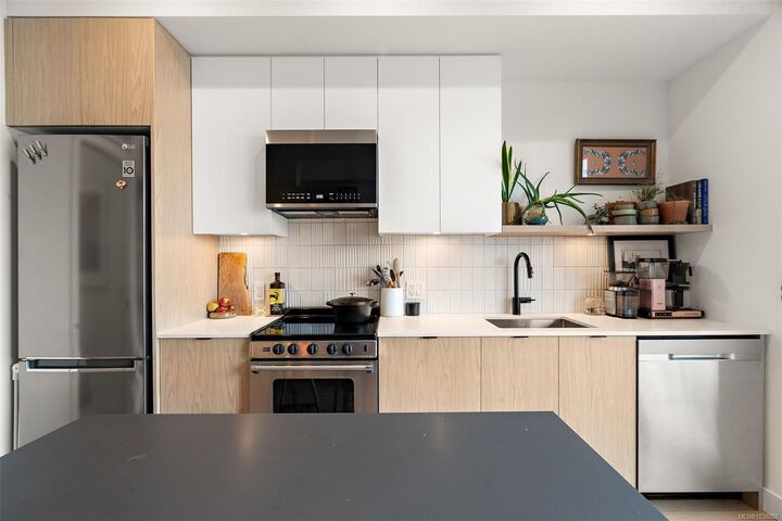 Property Photo: 1301 Hillside Ave 306 BC V8T 0E3