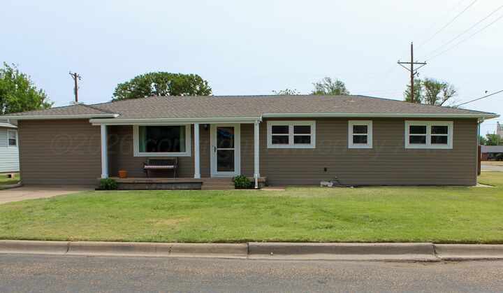 Property Photo:  202 Oak Avenue  TX 79068-1723 