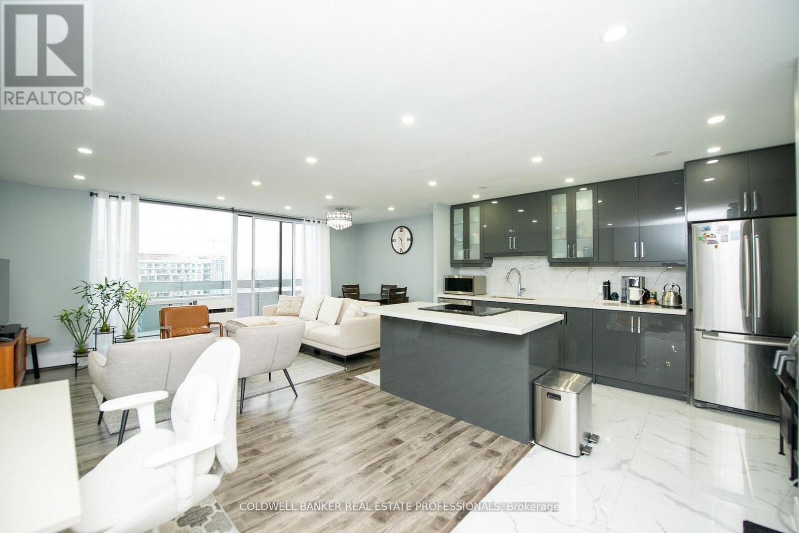 Property Photo:  1210 Radom Street 1901  ON L1W 2Z3 