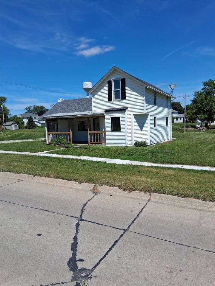 Property Photo:  4 Wood St  IA 52345 