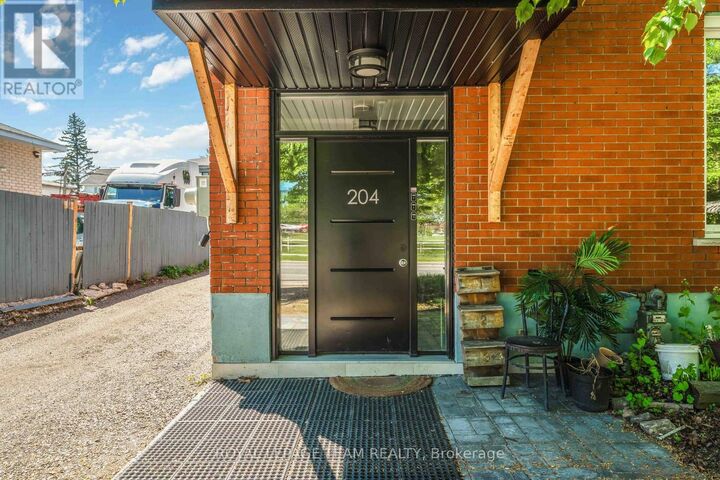 Property Photo:  204 Donald Street 2  ON K1K 1M8 