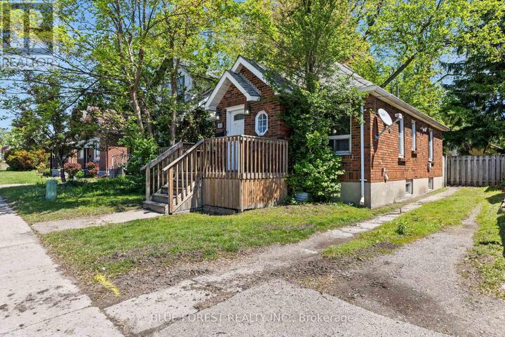 Property Photo:  808 Adelaide Street North  ON N5Y 2L9 