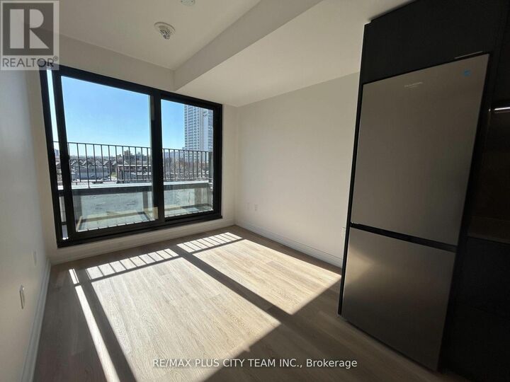 Property Photo:  1 Jarvis Street East 527  ON L8R 3J2 