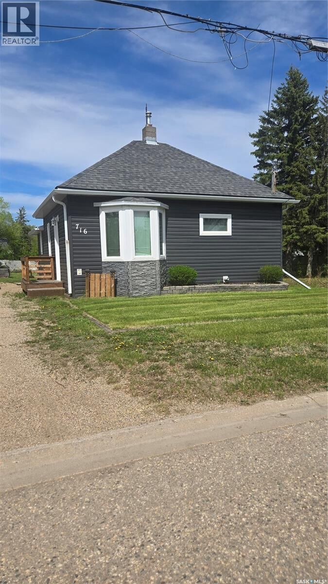 Property Photo:  716 Walsh Avenue  SK S0C 2B0 