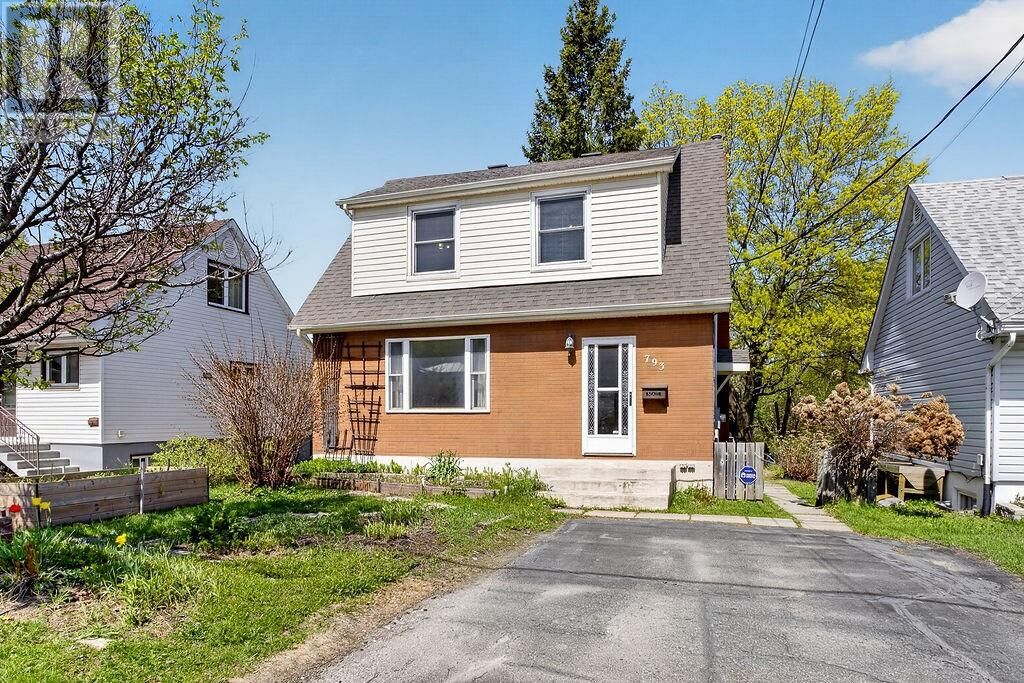 Property Photo:  793 Charlotte Street  ON P3E 4C1 