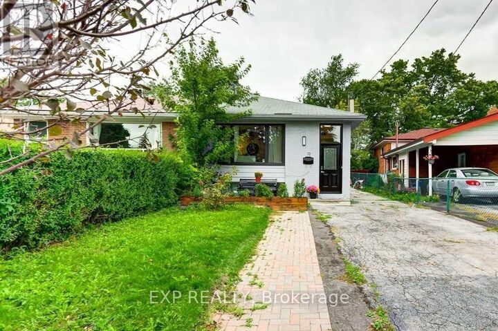 Property Photo:  72 Billington Crescent Upper  ON M3A 2G6 