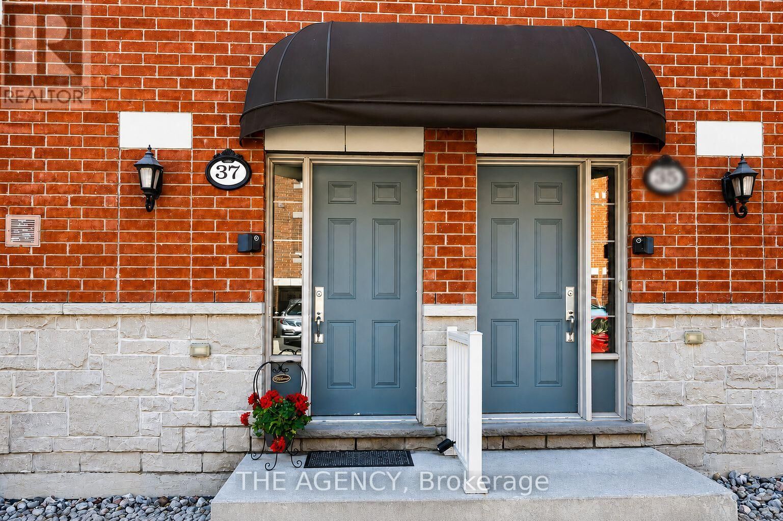 Property Photo:  37 Ormerod Lane  ON L4S 0G3 