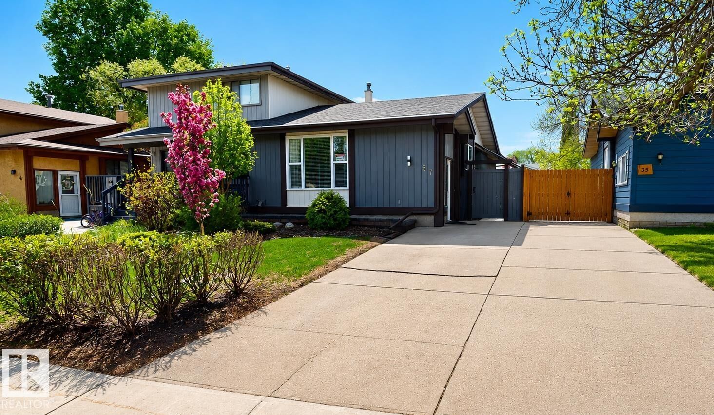 Property Photo:  37 Woodbine Crest  AB T8A 4B1 