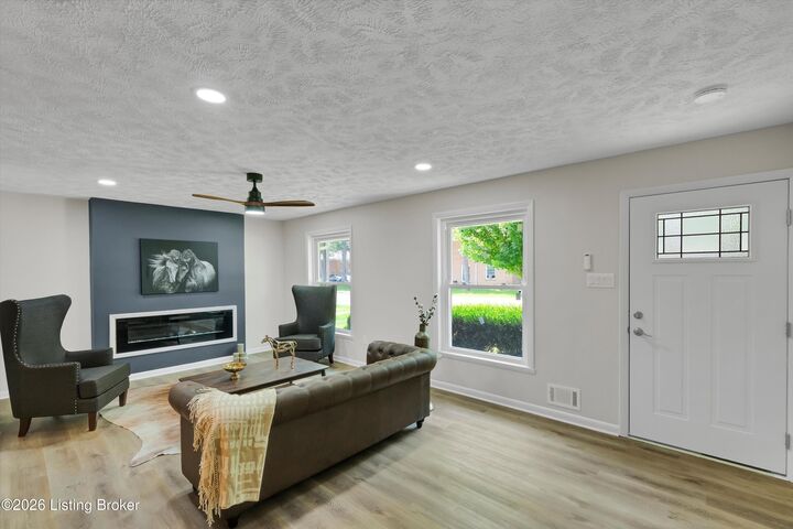 Property Photo:  1520 E 8th St  IN 47130 