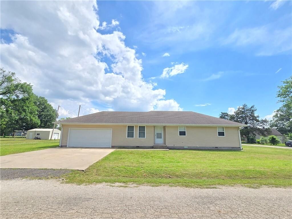 Property Photo:  817 W Park Street  KS 67335 