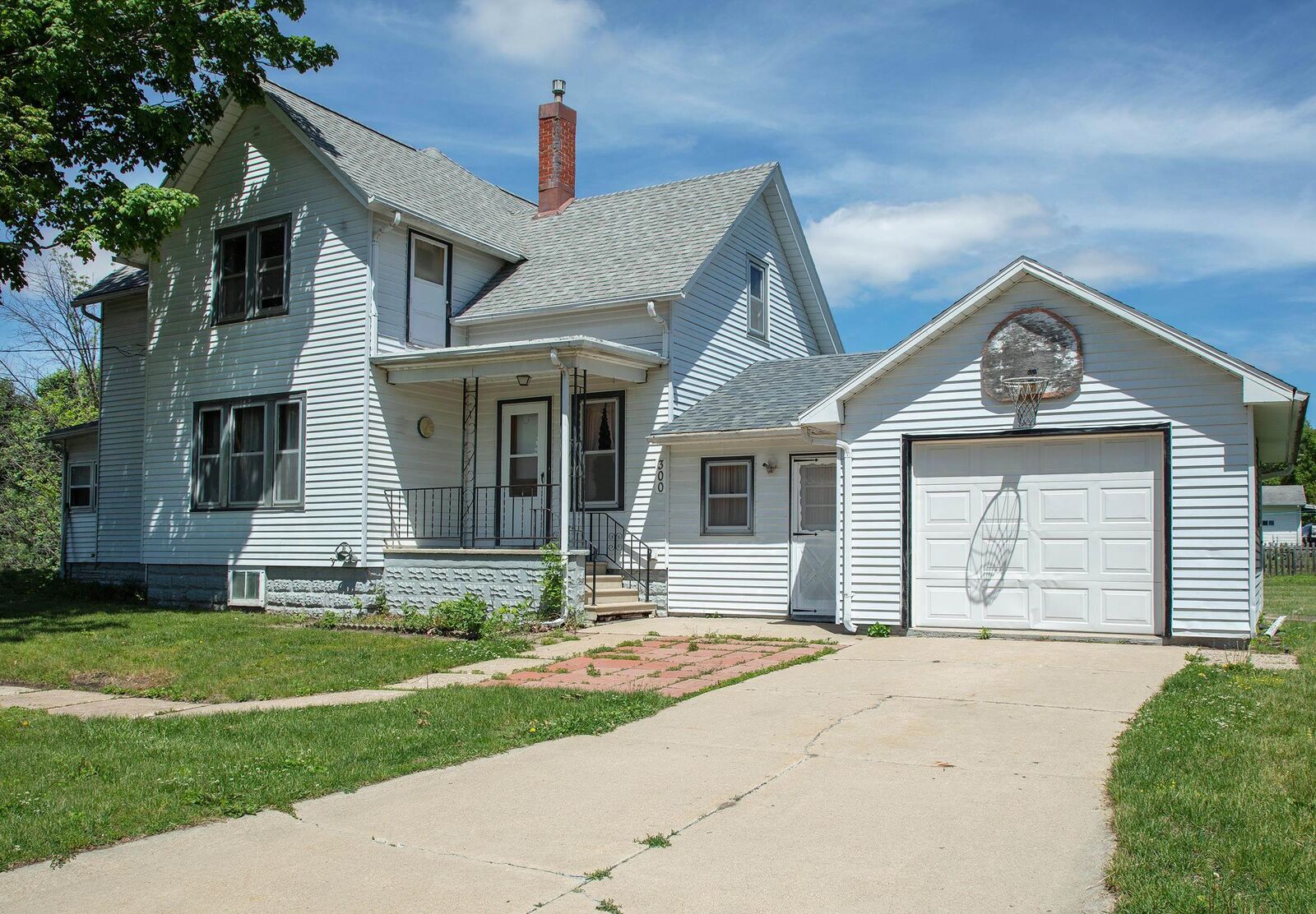 Property Photo:  300 SE 6th Avenue  IA 50676 