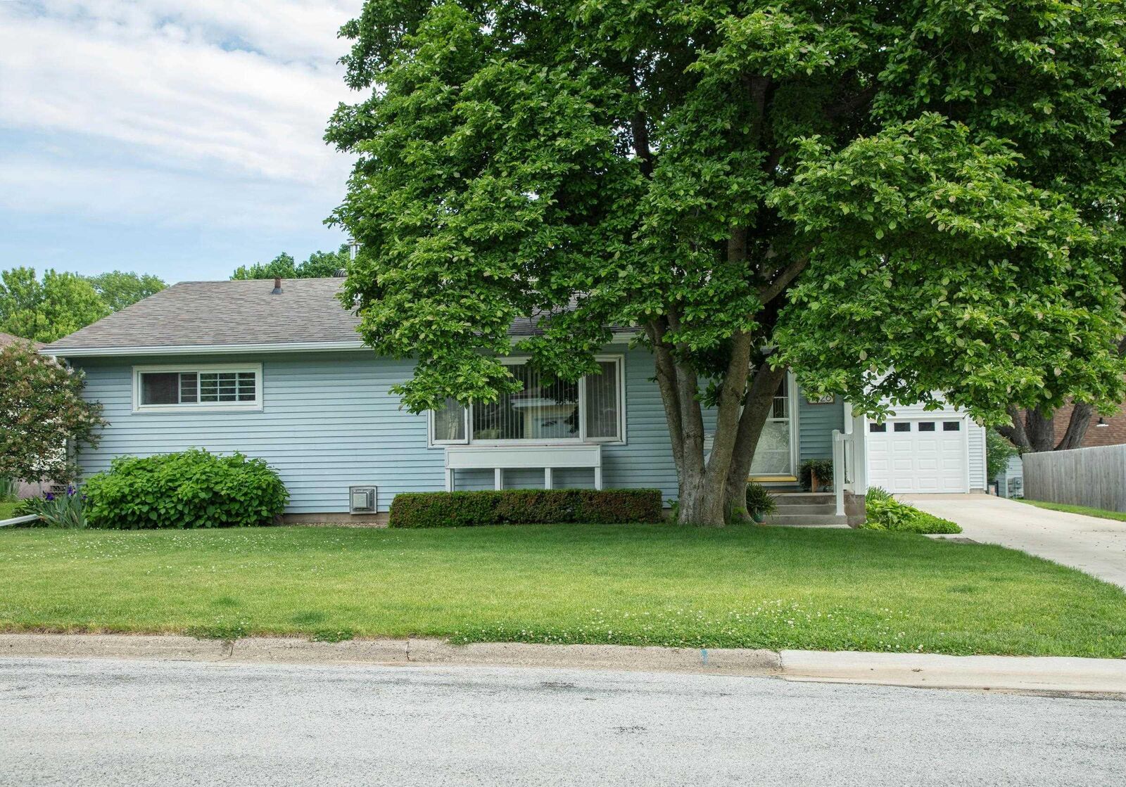 Property Photo:  1826 2nd Ave NW  IA 50677 