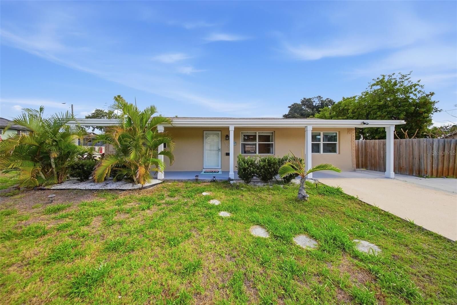 Property Photo: 1565 Connecticut Avenue NE FL 33703