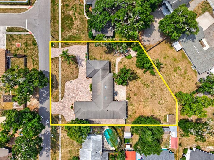 Property Photo: 712 S Oakwood Avenue FL 33511
