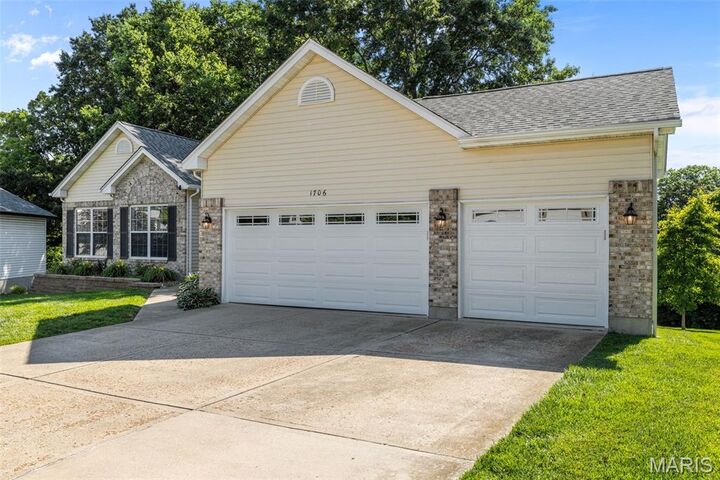 Property Photo: 1706 Chestnut Farms Court MO 63026