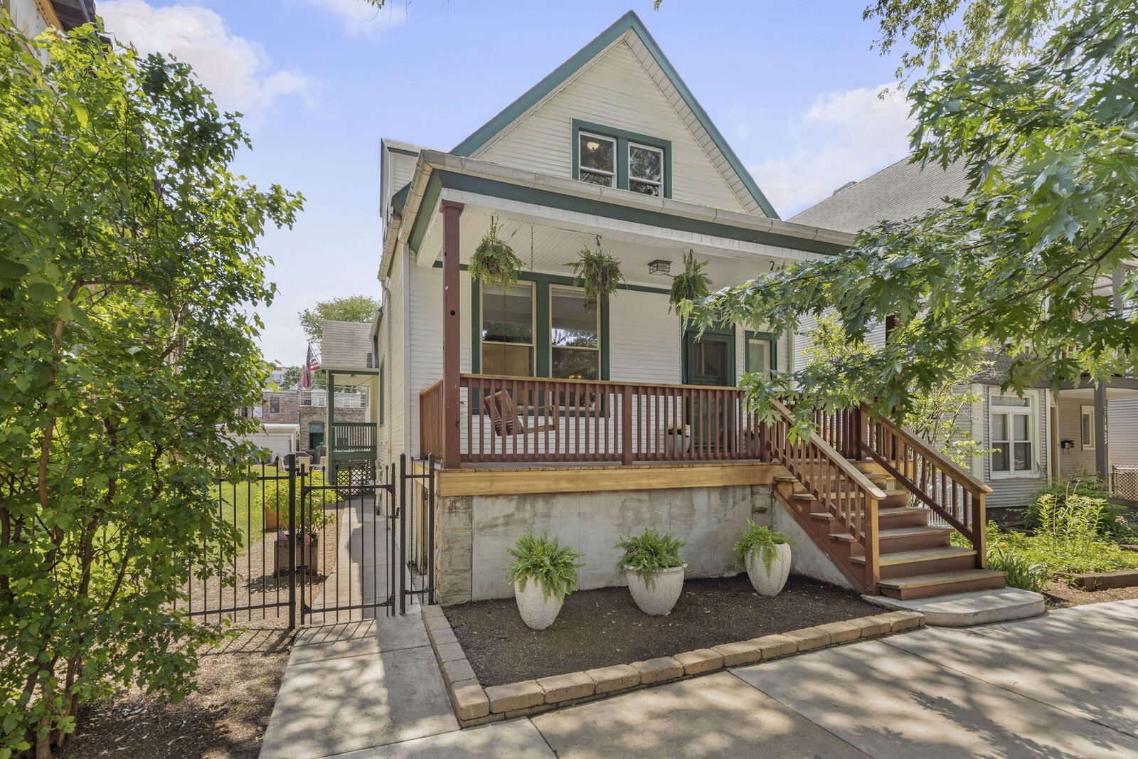 Property Photo:  1819 W Cornelia Avenue  IL 60657 