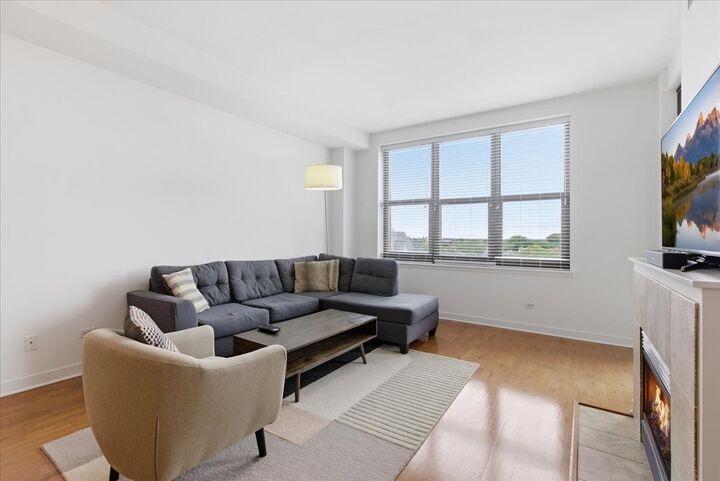Property Photo:  3140 N Sheffield Avenue 602  IL 60657 