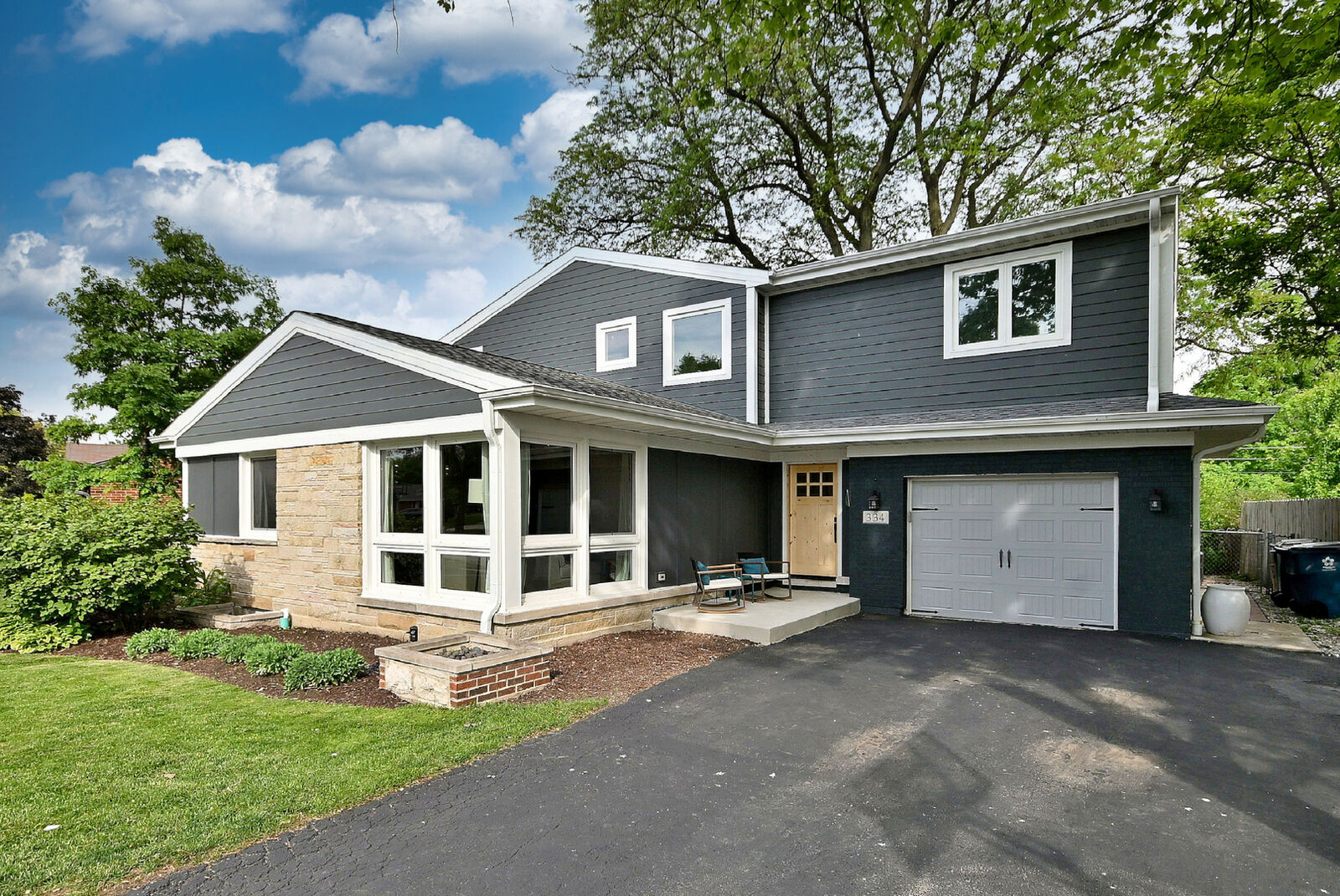 Property Photo:  334 E Huntington Lane  IL 60126 