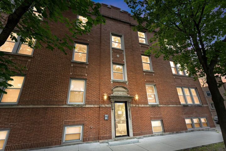 Property Photo: 2935 W Rosemont Avenue 2 IL 60659
