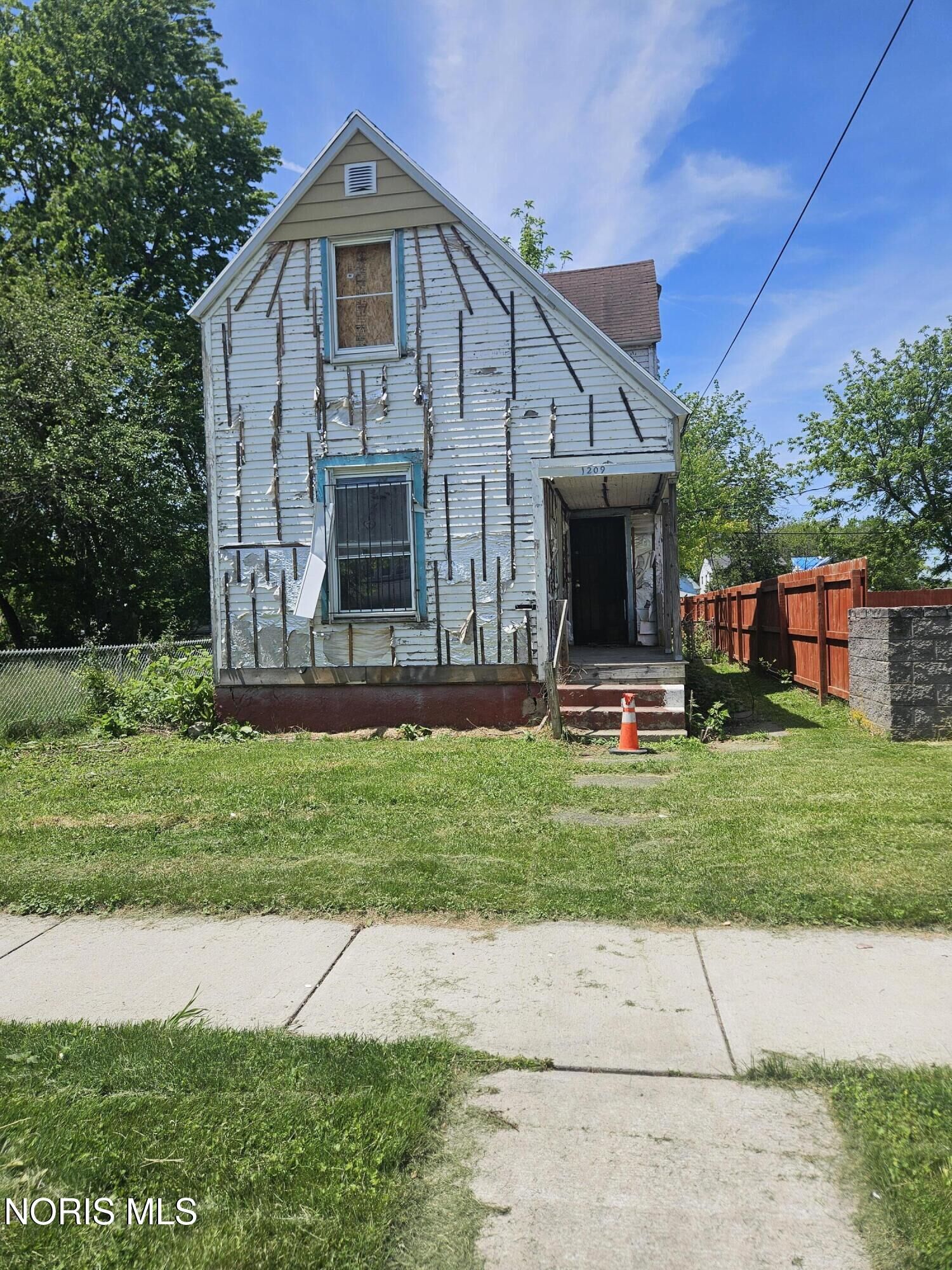 Property Photo: 1209 Waverly Avenue OH 43607