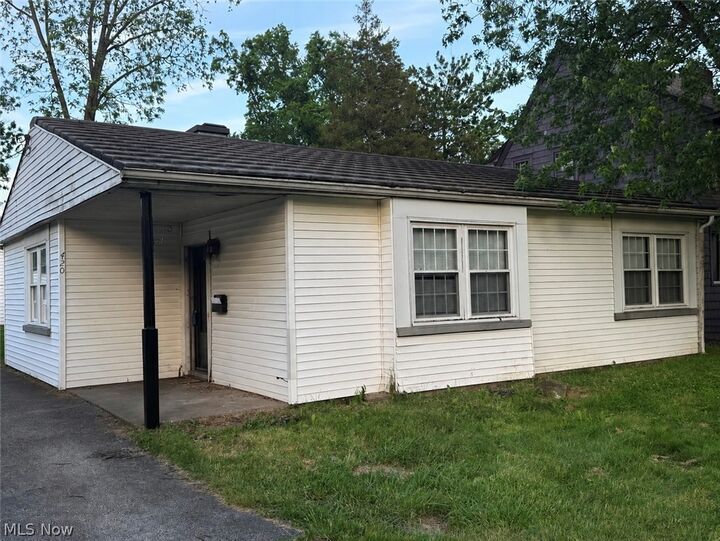 Property Photo:  420 Perkinswood Boulevard NE  OH 44483 