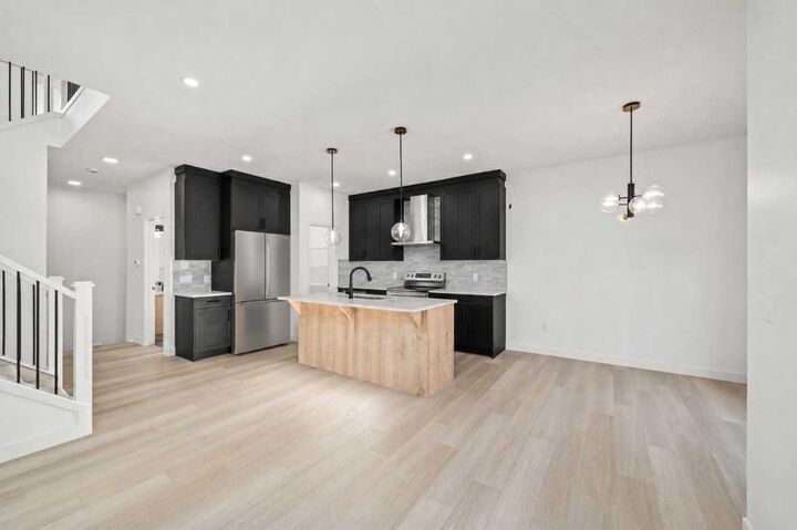 Property Photo:  83 Heritage Manor  AB T4C 3K8 