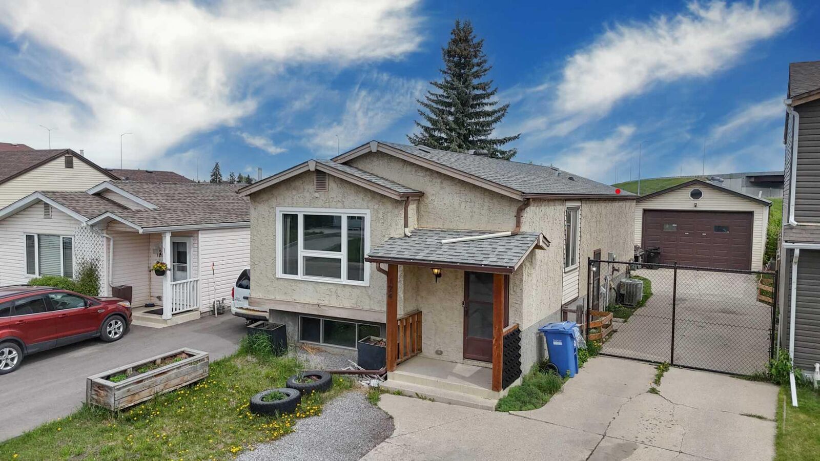 Property Photo: 124 Abingdon Way NE AB T2A 6R8