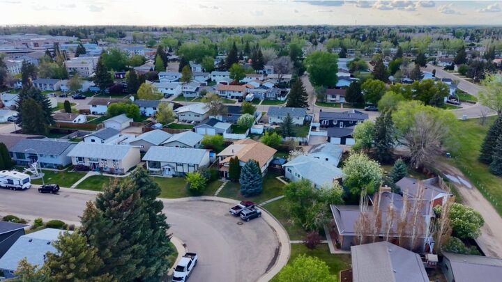 Property Photo: 116 McNab Park Street E AB T1R 0K6