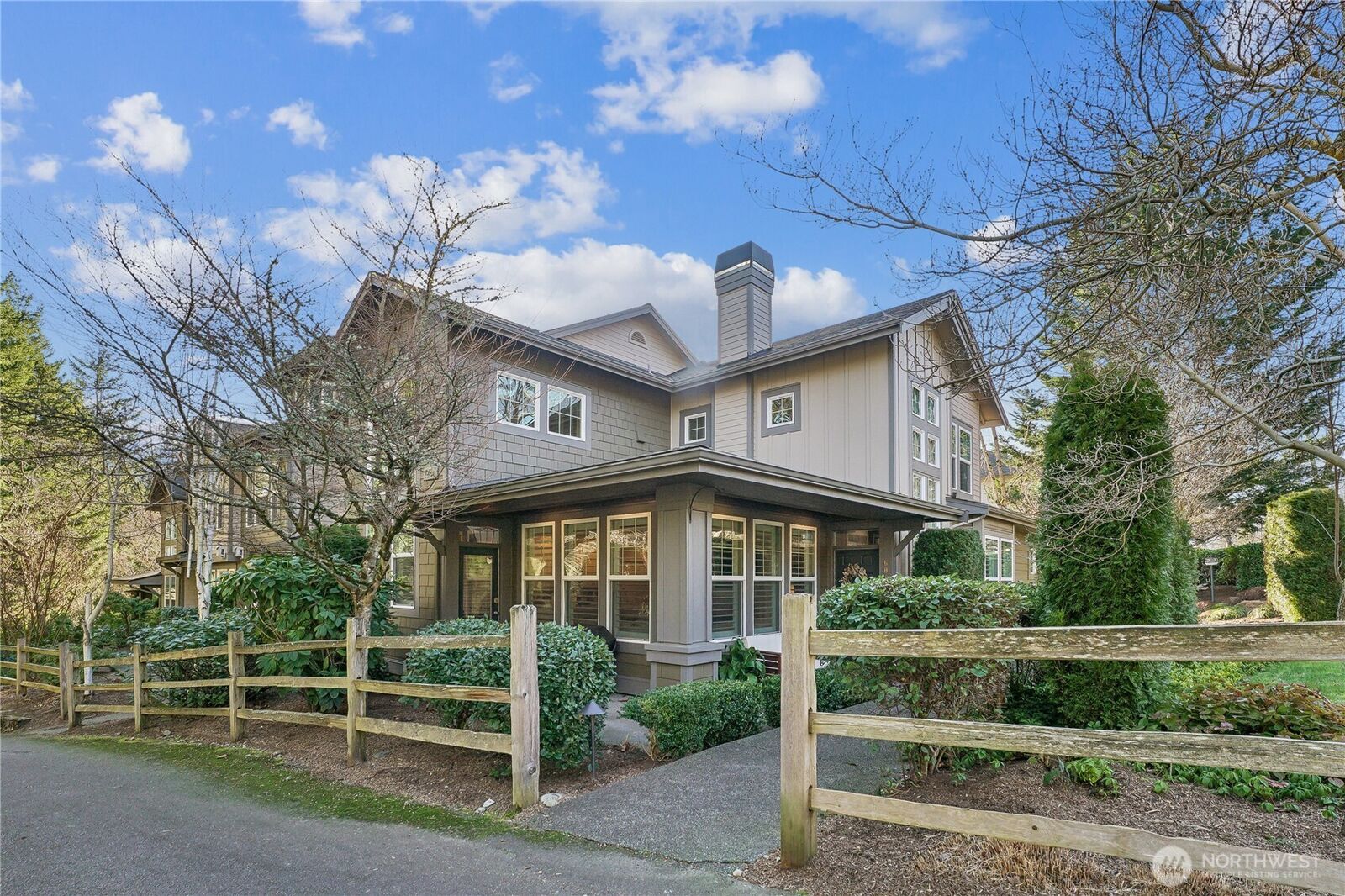 Property Photo:  7704  Fairway Avenue SE 601  WA 98065 